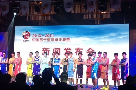 艾顿称自己是防守支柱！雷迪克：防守端他确实发挥了重要作用（艾顿自称防守中流砥柱，雷迪克：他在防守端作用明显）