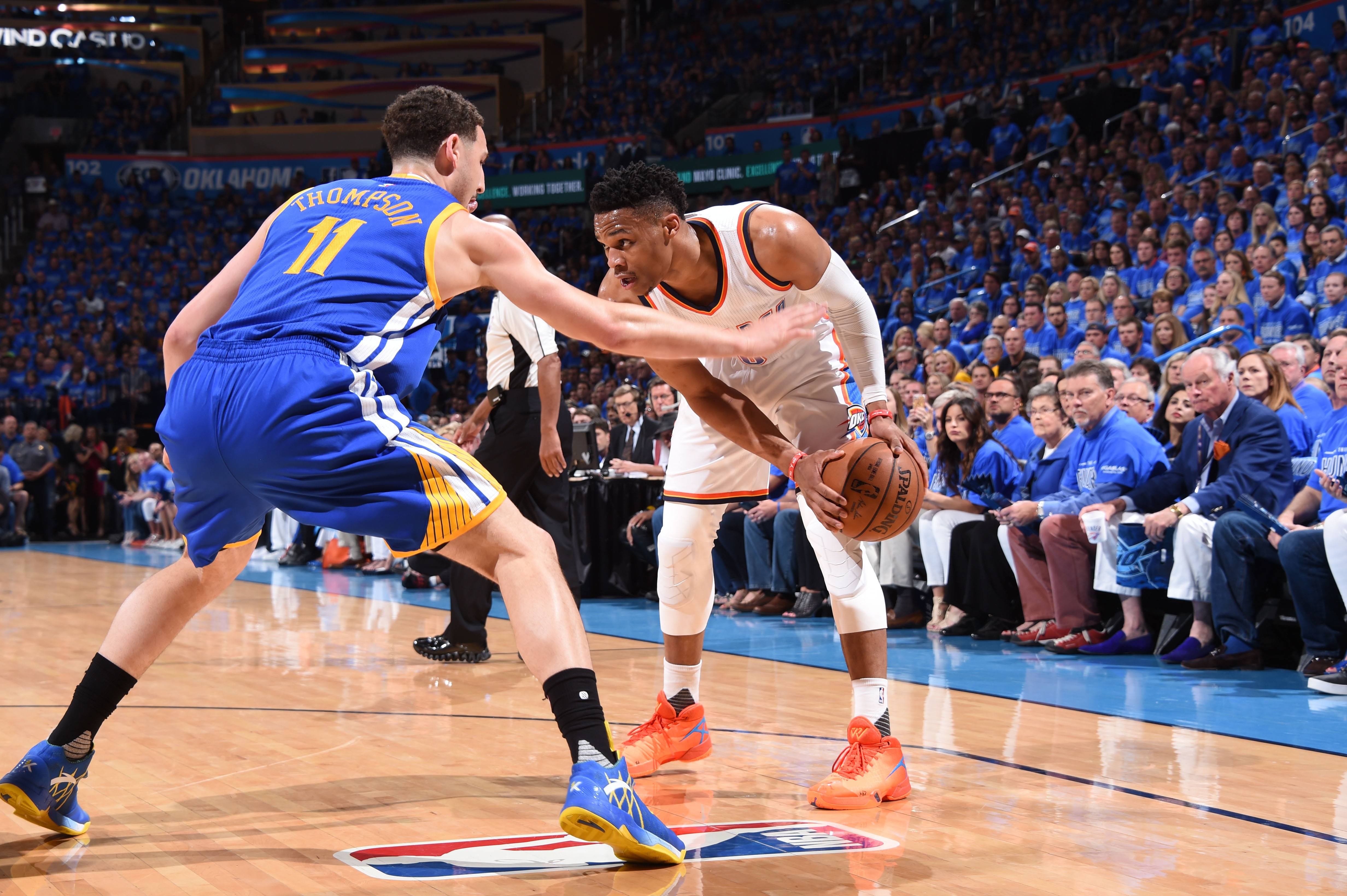 曼联4-1击败狼队，升至英超第六；米兰3-2战胜都灵，登顶积分榜。（曼联4-1胜狼队升至英超第六，米兰3-2力克都灵登上榜首）